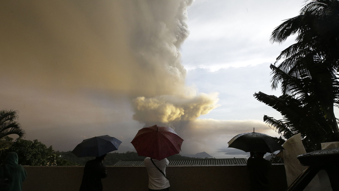 VIDEO: Nube de cenizas y vapor tras la erupción del volcán Taal en Filipinas
