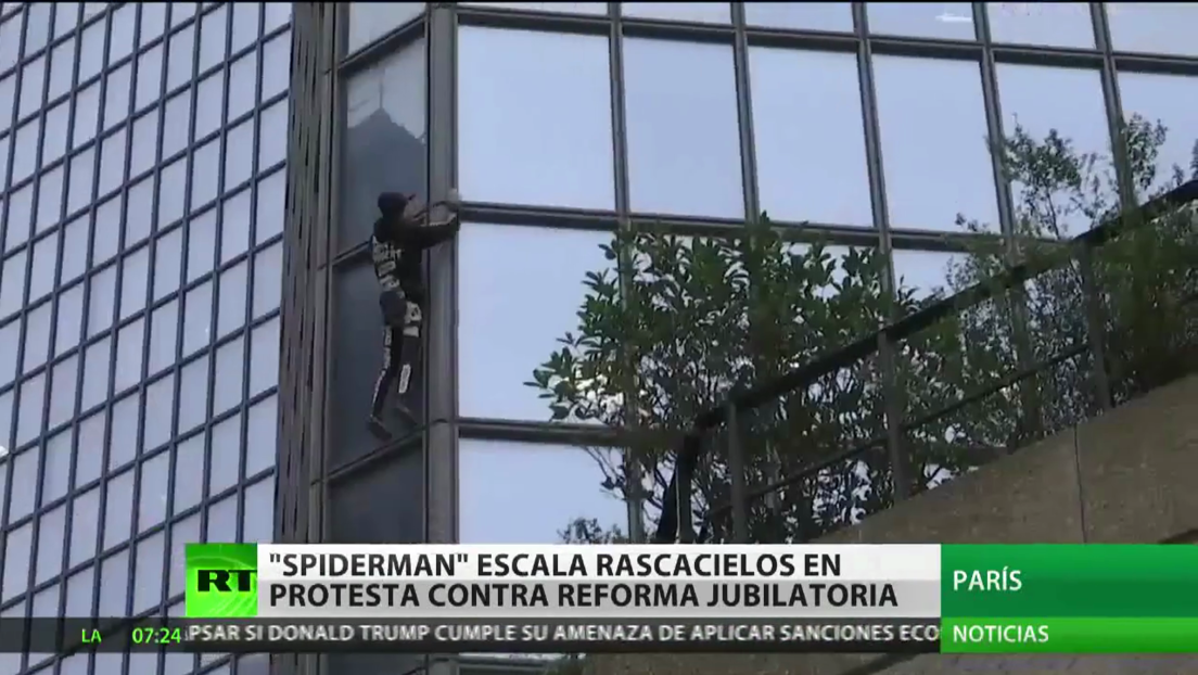 'Spider-Man' escala un rascacielos en protesta contra la reforma jubilatoria en Francia