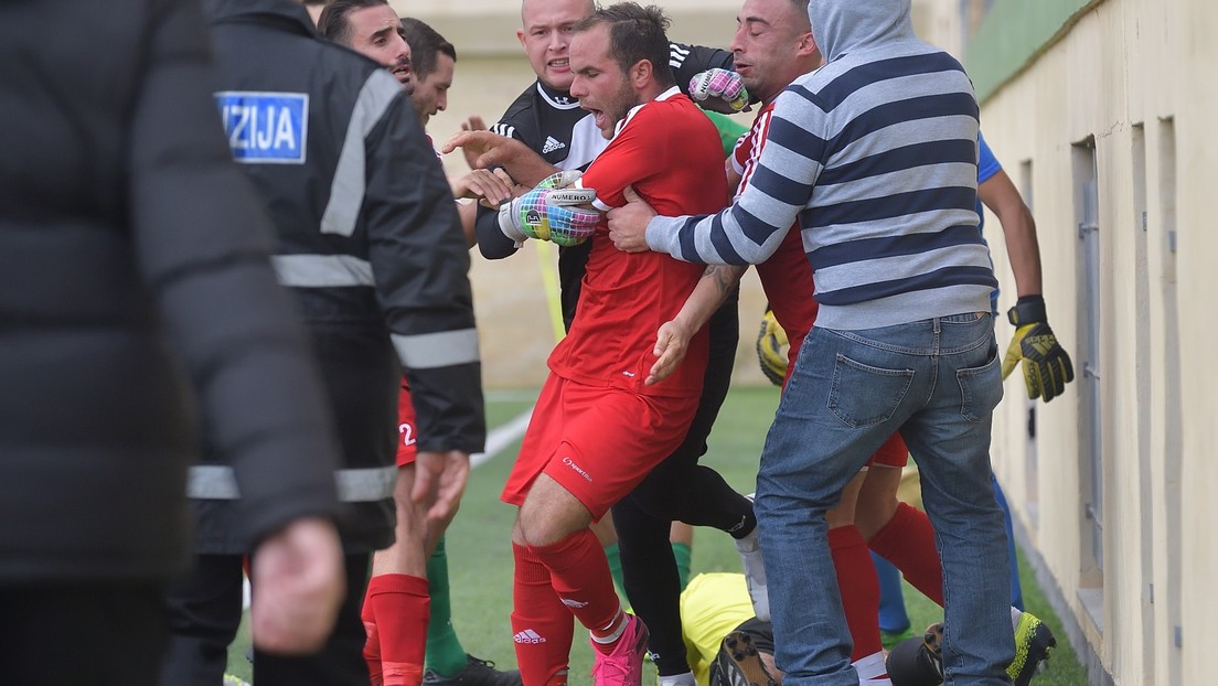 VIDEO: Un futbolista ataca al árbitro asistente tras ser expulsado del partido y es detenido por la Policía