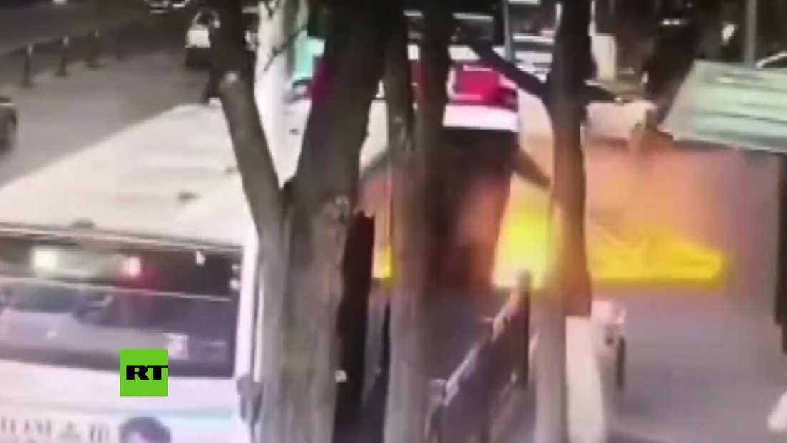 VIDEO: Gigantesco socavón 'se traga' un autobús y deja varios muertos en China