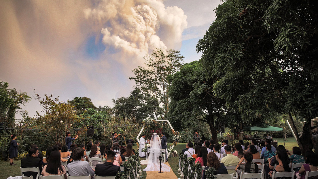 FOTOS: Un volcán en "inminente" erupción está a pocos kilómetros pero ellos siguen celebrando su boda como si nada