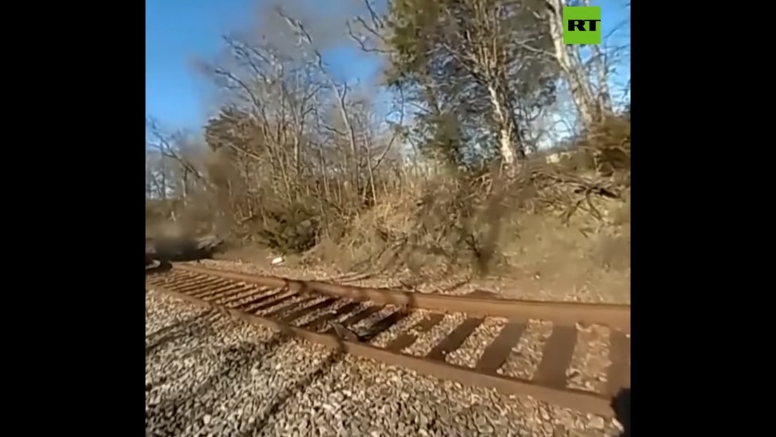 VIDEO: Un policía graba con su cámara corporal cómo lo atropella un tren y sobrevive