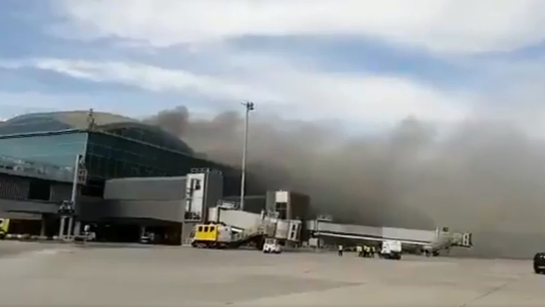 VIDEOS: Un incendio en el techo de una terminal obliga a evacuar el aeropuerto español de Alicante