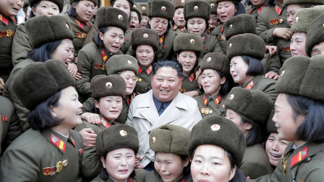 VIDEO: Kim Jong-un disfruta de la inusual actuación musical de una banda de mujeres militares que lloran de emoción