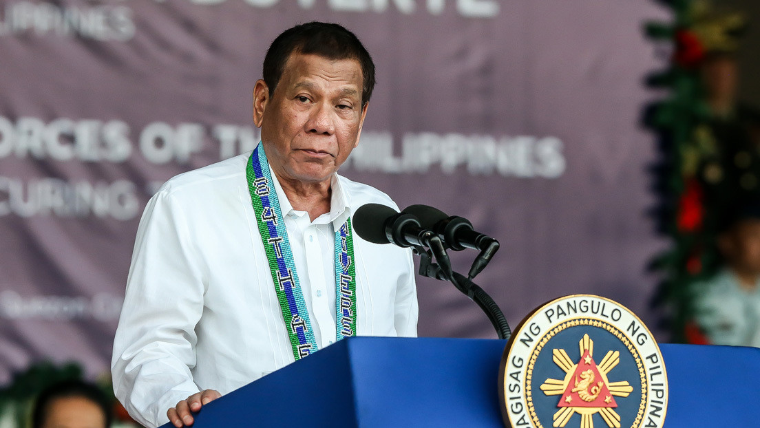 Duterte afirma que sería capaz de comerse la ceniza y orinar en el volcán Taal