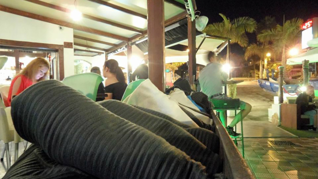 Le ofrecen una manta en una terraza de Tenerife y le cobran 6 euros por aceptarla