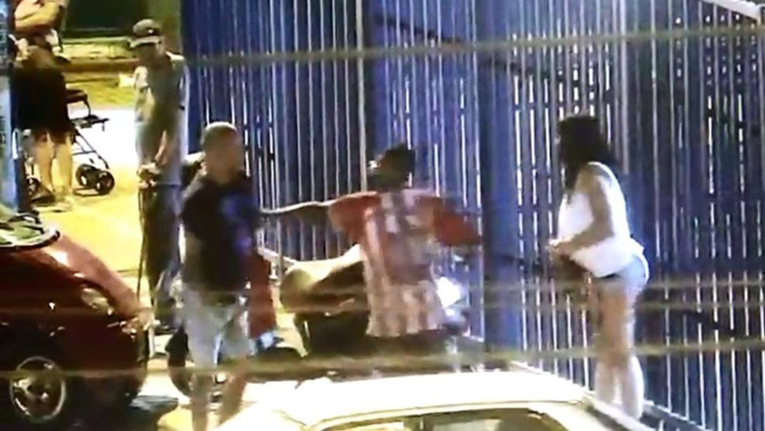 Un joven peruano arriesga su vida para salvar a una mujer de ser quemada en plena calle por su pareja (VIDEO)