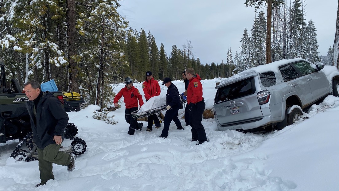 FOTOS: Rescatan a una anciana que sobrevivió seis días en un coche cubierto de nieve