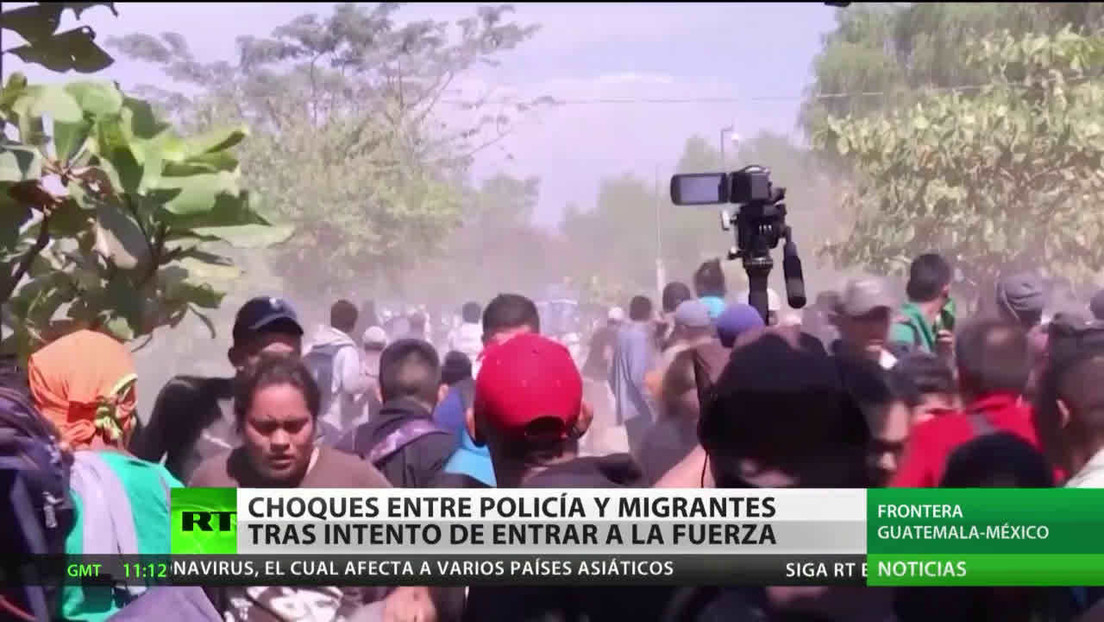 Choques entre la Policía y migrantes tras los intentos de entrar a la fuerza a México