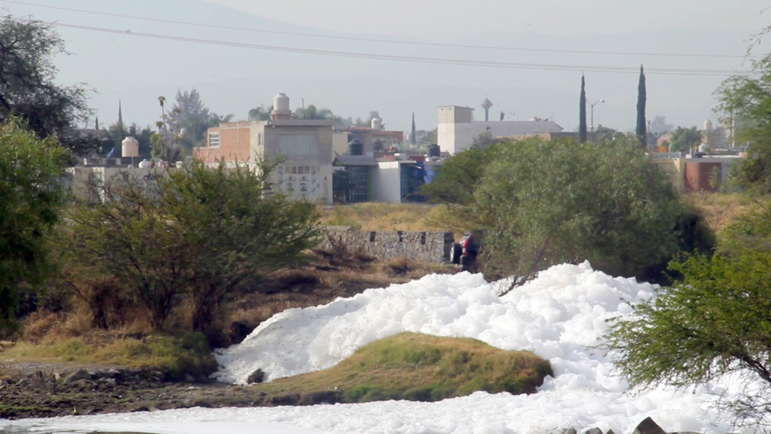 10 años encubriendo el envenenamiento de niños: cómo ocultó México la  contaminación de un río por transnacionales - RT
