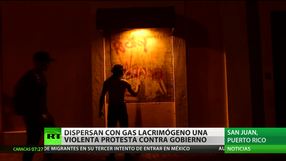 Puerto Rico: Dispersan con gas lacrimógeno una violenta protesta contra el Gobierno