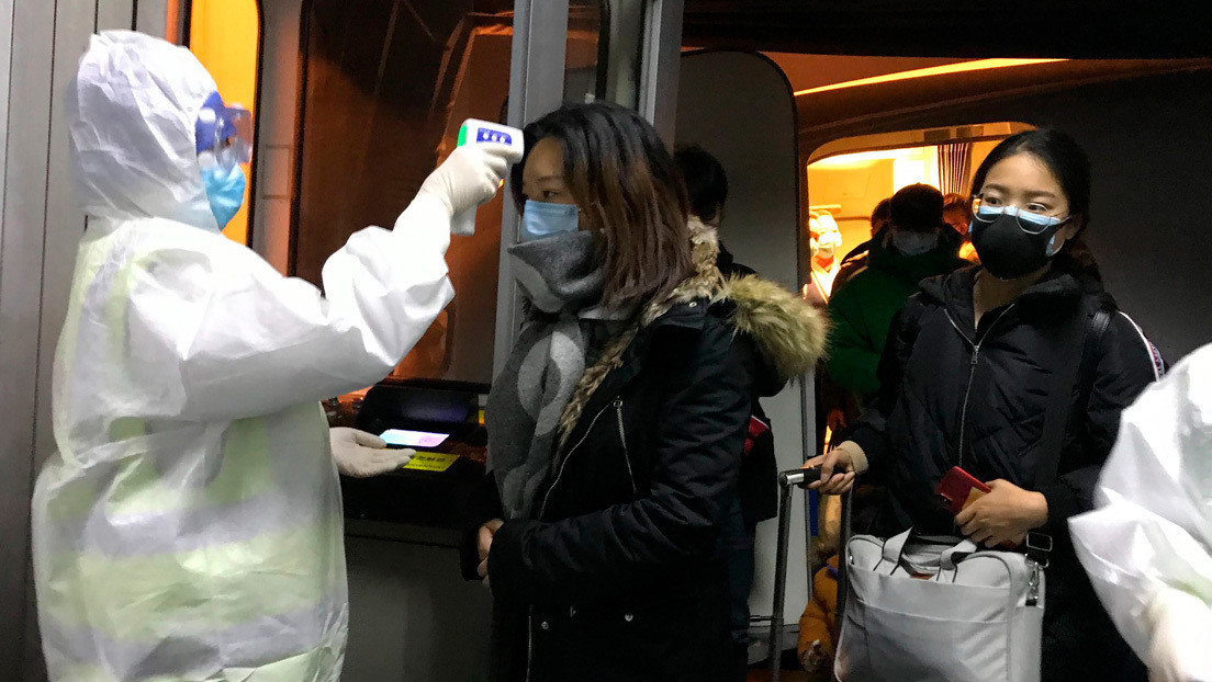 FOTOS: Abandonan a sus dos hijos en un aeropuerto de China al prohibírsele volar a uno de ellos por sospecha de coronavirus