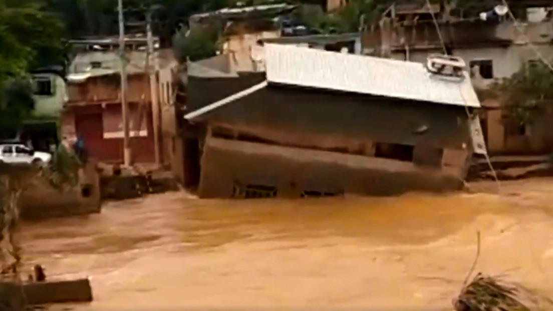 VIDEO: Momento en que una casa de dos pisos es engullida por las inundaciones en Brasil