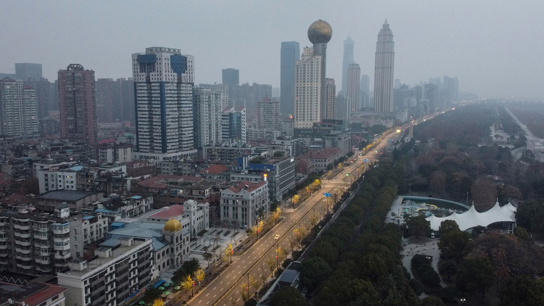 VIDEOS: Residentes de la ciudad cerrada de Wuhan cantan desde los balcones en medio de la cuarentena por el coronavirus chino