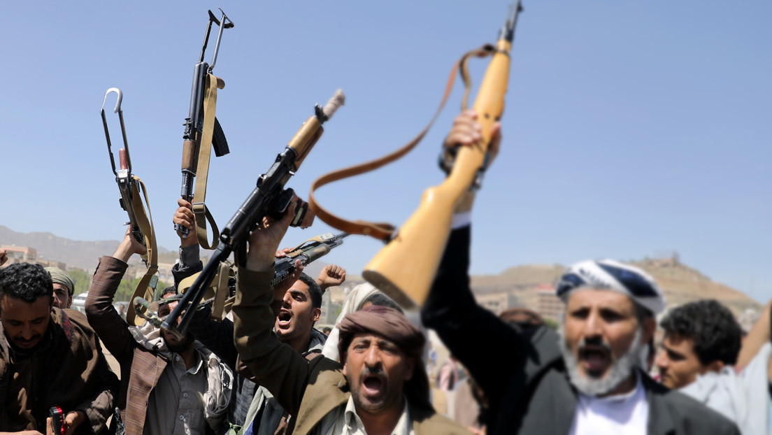 Insurgentes yemeníes afirman haber atacado un aeropuerto, una base aérea y otros objetivos en Arabia Saudita