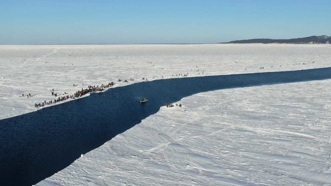 FOTOS, VIDEO: Cerca de 600 pescadores van a la deriva en un témpano de hielo flotante en Rusia