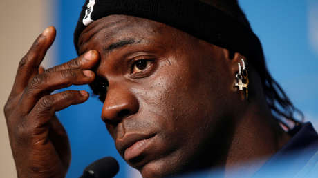 FOTO: El futbolista Mario Balotelli choca su auto contra el garaje de un vecino después de salir de una fiesta de fin de año