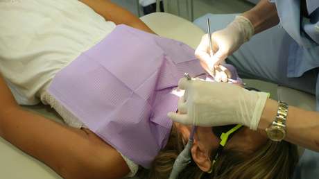 Acusan a un dentista de quemarle la boca a una niña de 5 años en EE.UU.
