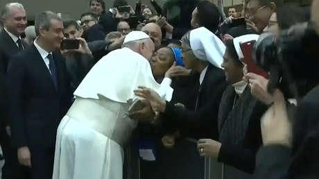 El papa Francisco acuerda dar un beso a una monja pero con una condición: "¡No muerdas!"