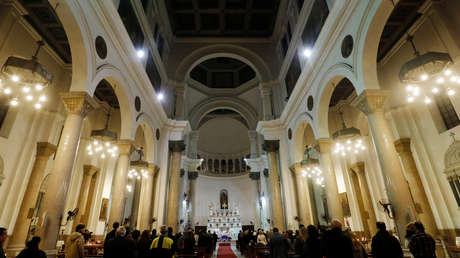 VIDEO: Conductor 'endemoniado' irrumpe con un todoterreno dentro de una iglesia y provoca destrozos