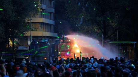 Estudiantes chilenos denuncian el uso de agentes químicos en los carros lanzaagua de la Policía