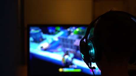 Adolecente es salvado por una amiga a miles de kilómetros mientras jugaban un videojuego en línea