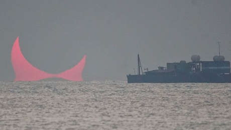FOTO: Los 'cuernos del diablo' emergen sobre el golfo Pérsico y enloquecen a la Red