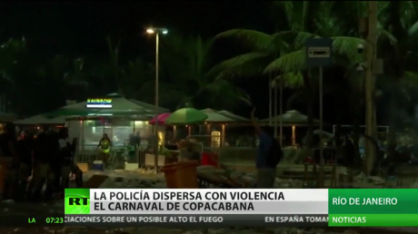 Policía brasileña dispersa con violencia el carnaval de Copacabana