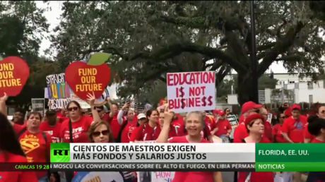 Miles de maestros exigen más fondos para educación y sueldos justos en Florida