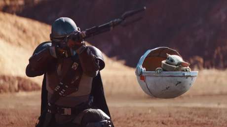 VIDEO: Actor tiene que golpear al muñeco Baby Yoda de 5 millones de dólares durante el rodaje, pero exagera