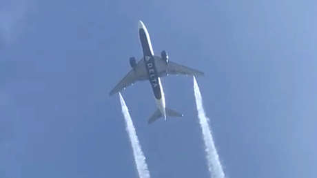 Demandan a Delta Airlines después de que uno de sus aviones arrojara combustible sobre una escuela en Los Ángeles