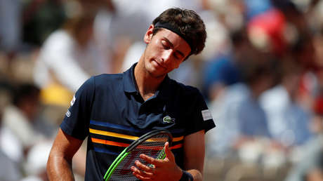 VIDEO: Un tenista crea polémica en el Abierto de Australia al pedirle a una recogepelotas que le pele una banana