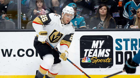 VIDEO: Jugador de hockey sobre hielo recoge sus dientes del piso tras recibir el impacto de un disco en la boca