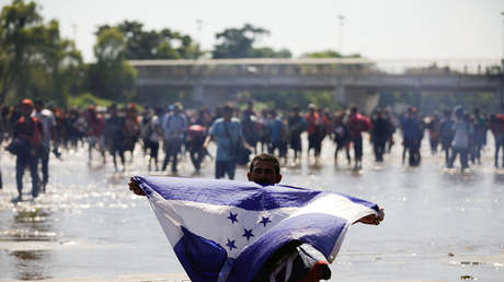 Detienen a migrantes centroamericanos que cruzaron el río Suchiate para llegar a México