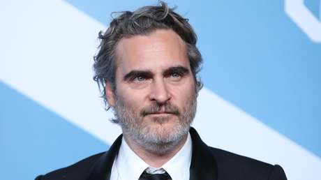 Joaquin Phoenix se fue a un matadero a dar agua a unos cerdos después de ganar el premio del Sindicato de Actores