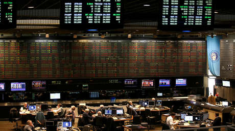 El riesgo país de Argentina sube 3,5 % y se acerca a los 2.000 puntos