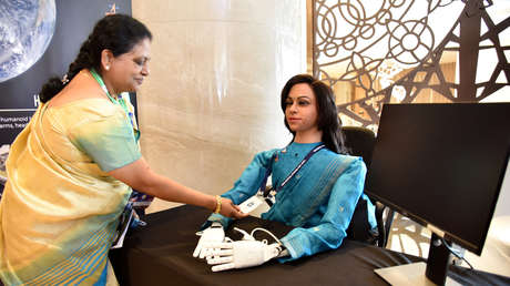 VIDEO: India presenta un robot femenino que viajará al espacio en una nave no tripulada