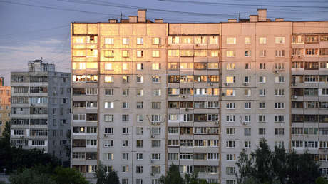 VIDEO: Una mujer cae desde un noveno piso en Rusia, se levanta y se va andando como si nada