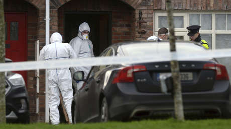 "No subas las escaleras, llama a emergencias": La Policía investiga la muerte "inexplicable" de tres niños en Irlanda