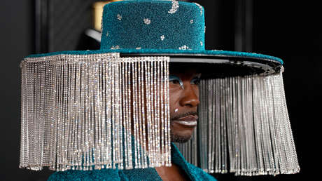 El actor Billy Porter aparece en la alfombra roja con un sombrero que se abre y cierra como una cortina y la Red explota