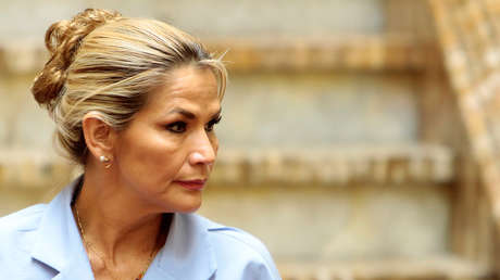 FOTO: Jeanine Áñez ordena la destitución de un funcionario que puso su imagen en un calendario publicitario