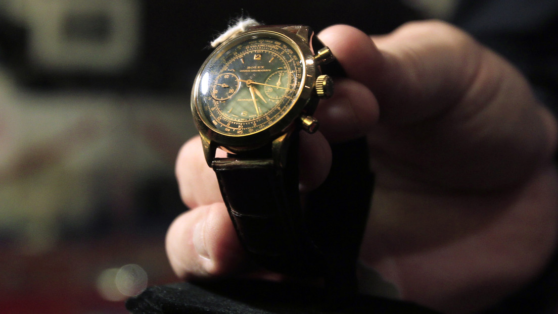 VIDEO: Se cae de espaldas tras saber el precio de un Rolex que guardó por más de 45 años
