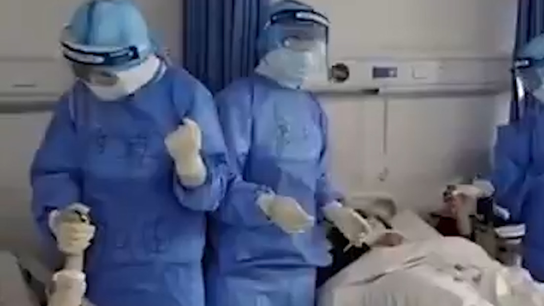 VIDEO: Médicos chinos cantan a sus pacientes para apoyarlos en la lucha contra el coronavirus