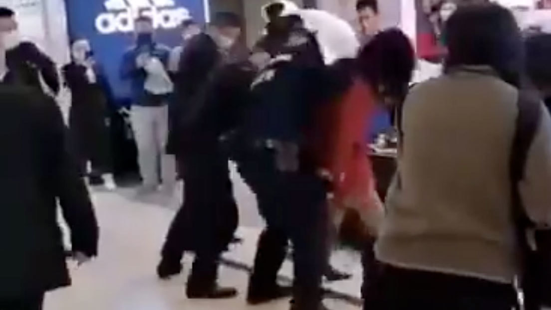 VIDEOS: Arrestan a una mujer en China por no usar mascarilla en un supermercado