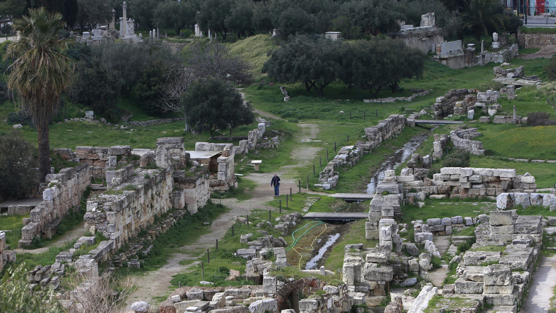 Hallan decenas de tablillas de maldición en un pozo de 2.500 años de antigüedad en Atenas