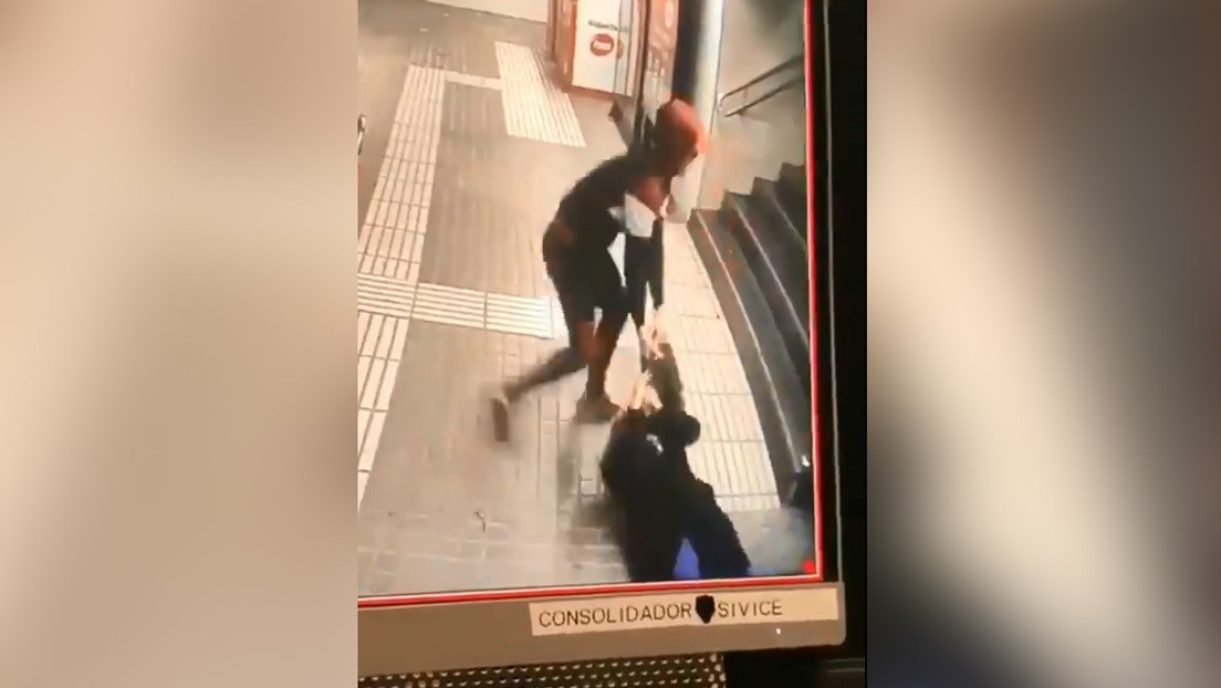 VIDEO: Una mujer sufre una brutal agresión a manos de un ladrón en el metro de Barcelona