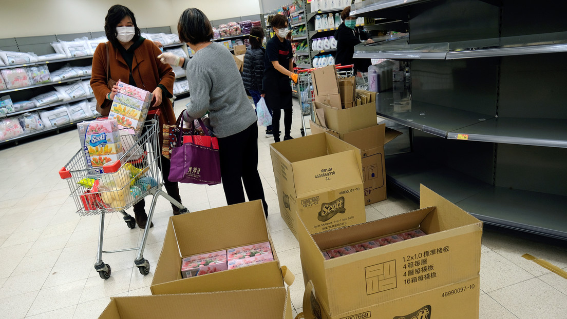 Fideos, arroz y papel higiénico se agotan en los supermercados de Hong Kong en medio de la epidemia del coronavirus