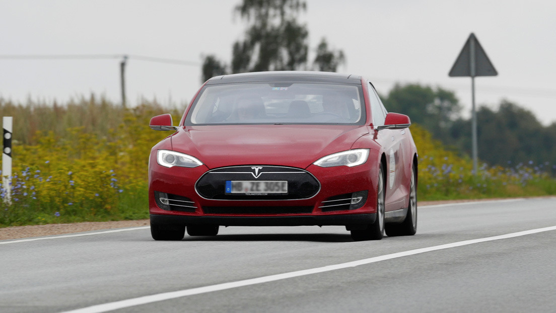 Tesla desactiva a distancia el piloto automático de un Model S sin avisar al propietario