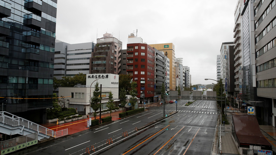 Un enorme chorro de agua surge en una calle de Japón