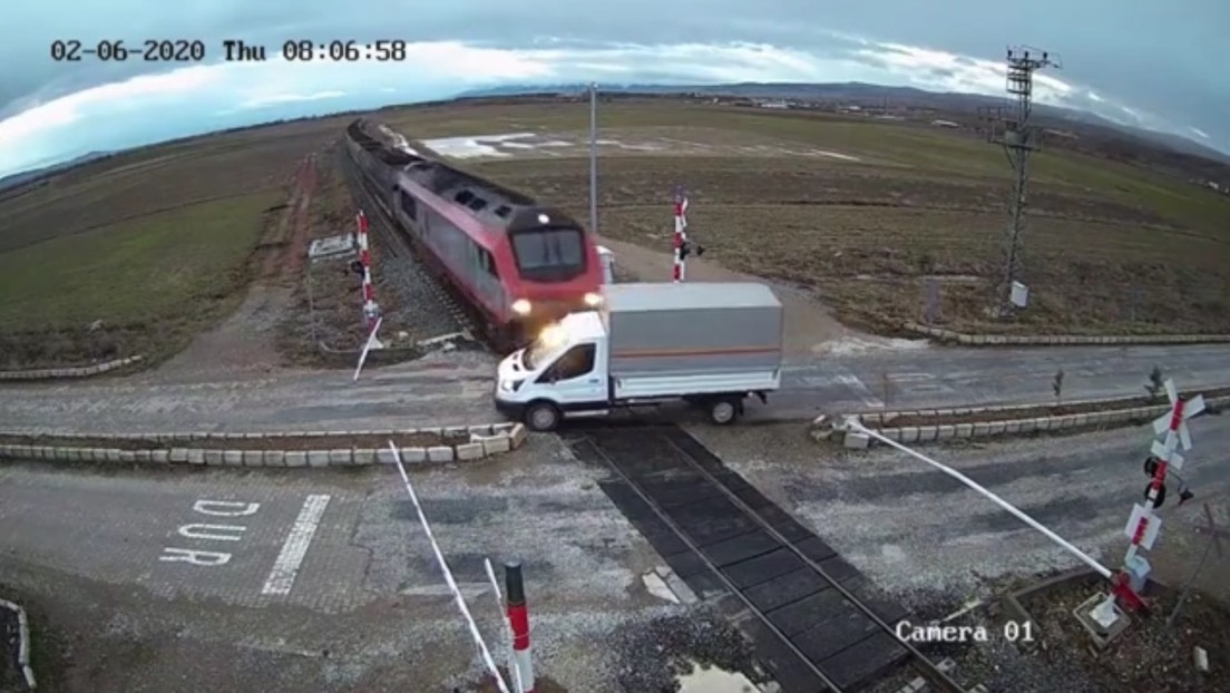 VIDEO: Un tren arrolla un camión que cruzó la vía cuando el semáforo estaba en rojo